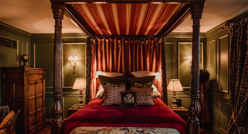 stay at the witchery during edinburgh art festival